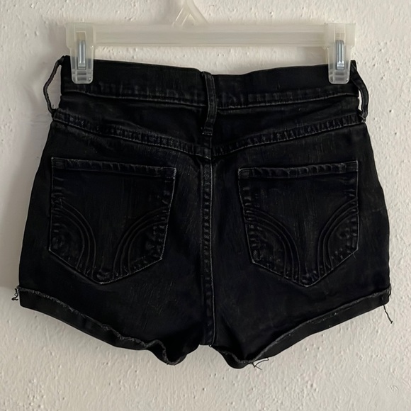 Hollister high waisted black jean shorts front and back pocket accessible - Picture 2 of 3